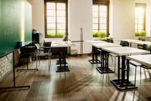 Salle de classe moderne et lumineuse avec tableaux.
