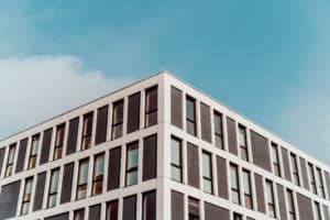 Façade moderne d'immeuble sous ciel bleu.