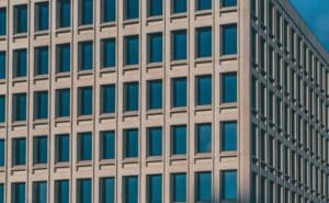 Façade moderne de bâtiment avec fenêtres répétitives