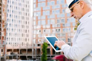 Ingénieur utilisant une tablette sur chantier.