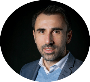Homme d'affaires sérieux en portrait professionnel.