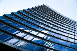 Façade moderne en verre bleuté d'un gratte-ciel.