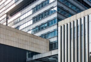 Façade moderne de bâtiments en verre et acier.