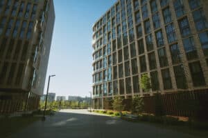 Architecture moderne de bureaux en ville, rues vides.