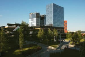 Quartier moderne avec gratte-ciels et espace vert.