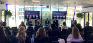 groupe de personnes de Deepki prenant la parole pendant une conférence au salon MIPIM 2026